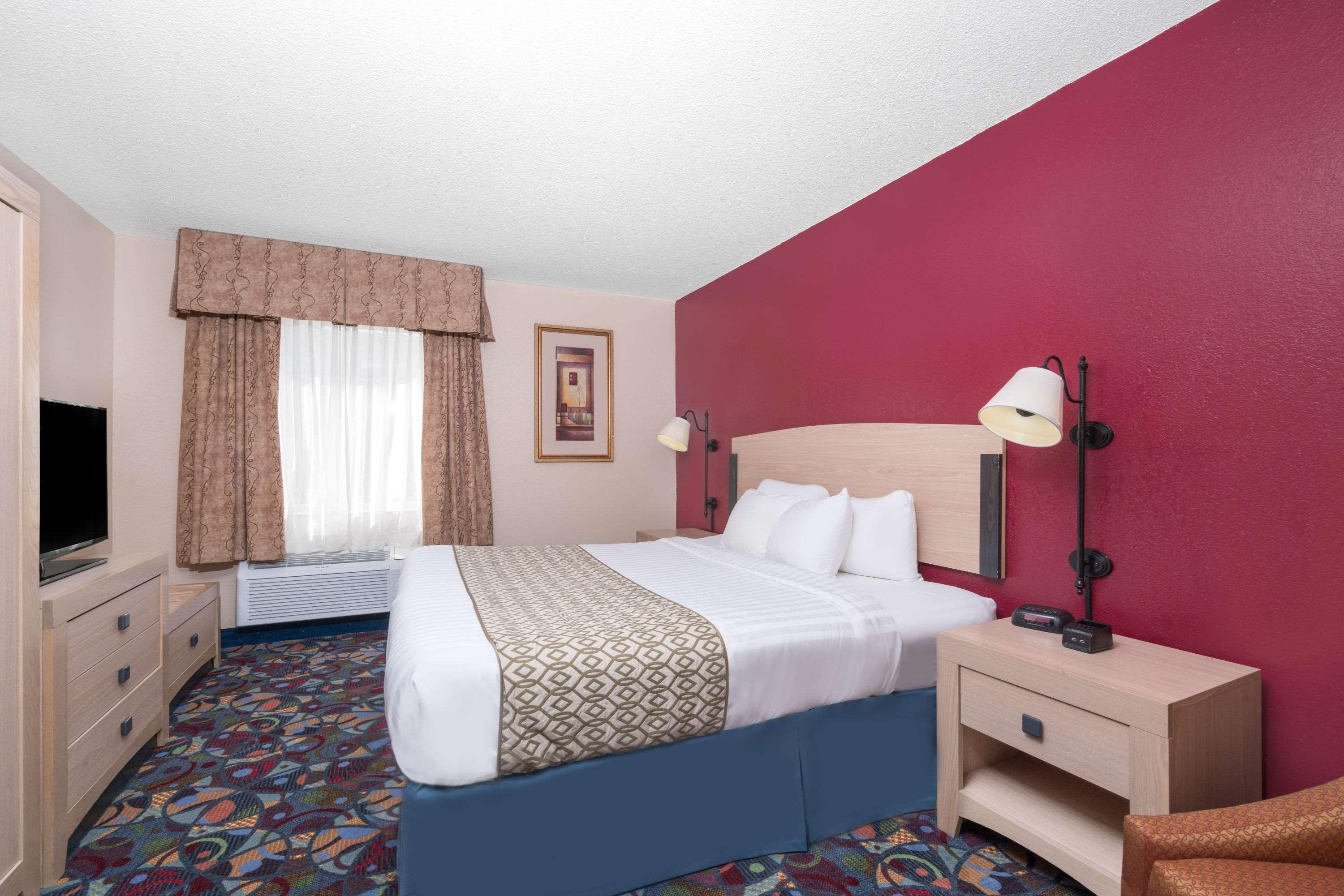 Baymont By Wyndham Stevens Point Hotel Exterior foto