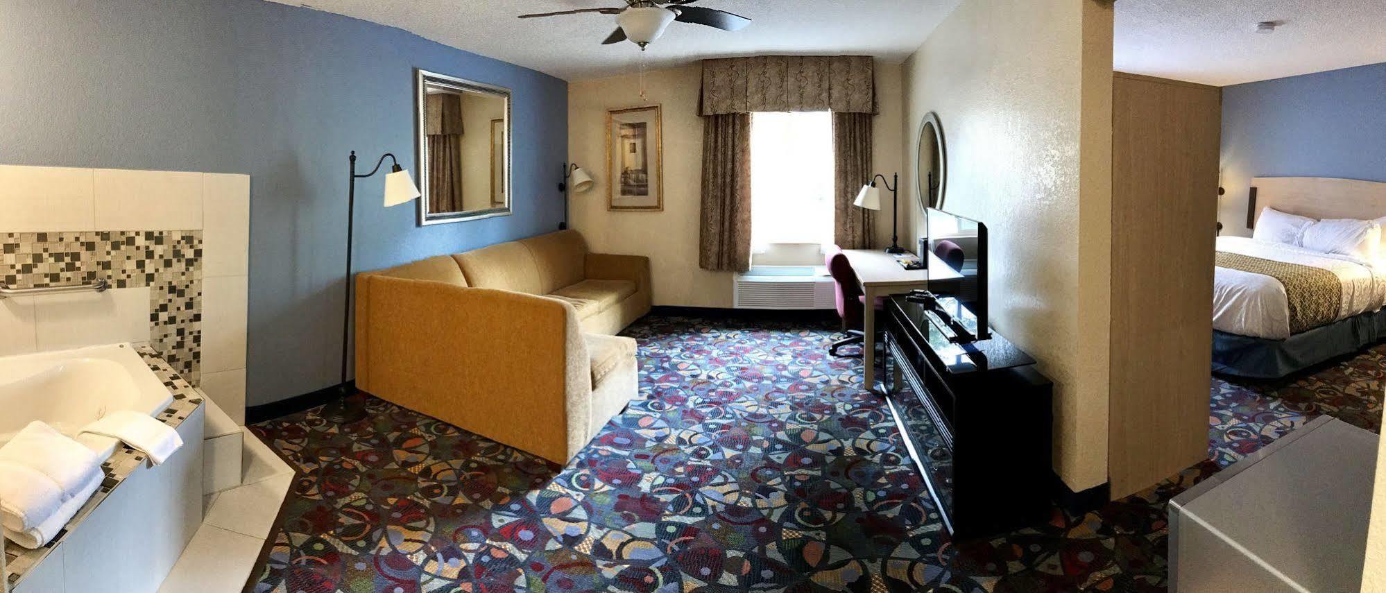 Baymont By Wyndham Stevens Point Hotel Exterior foto